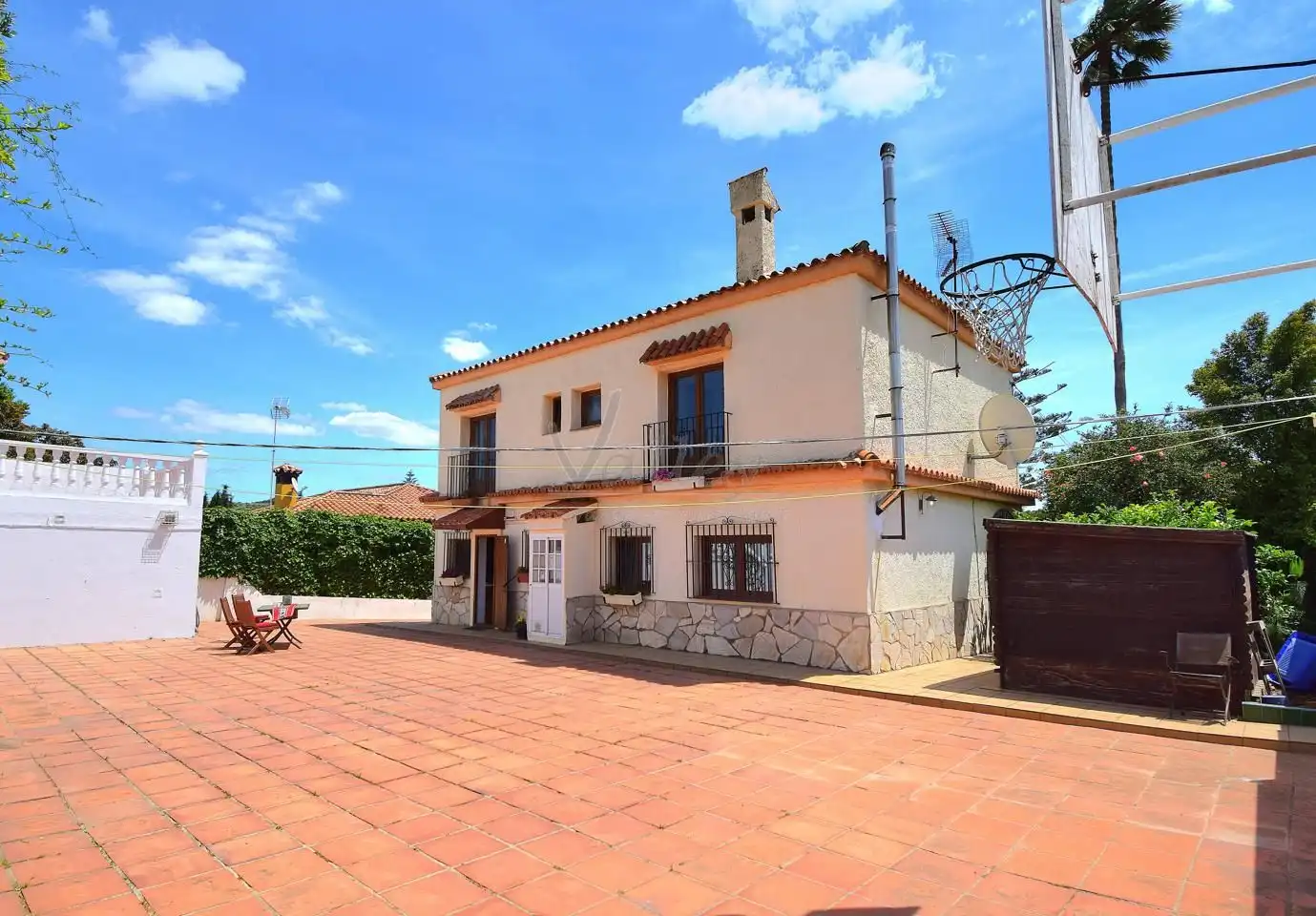 Vista exterior de Casa o xalet en venda en Los Barrios amb Jardí privat, Terrassa i Traster