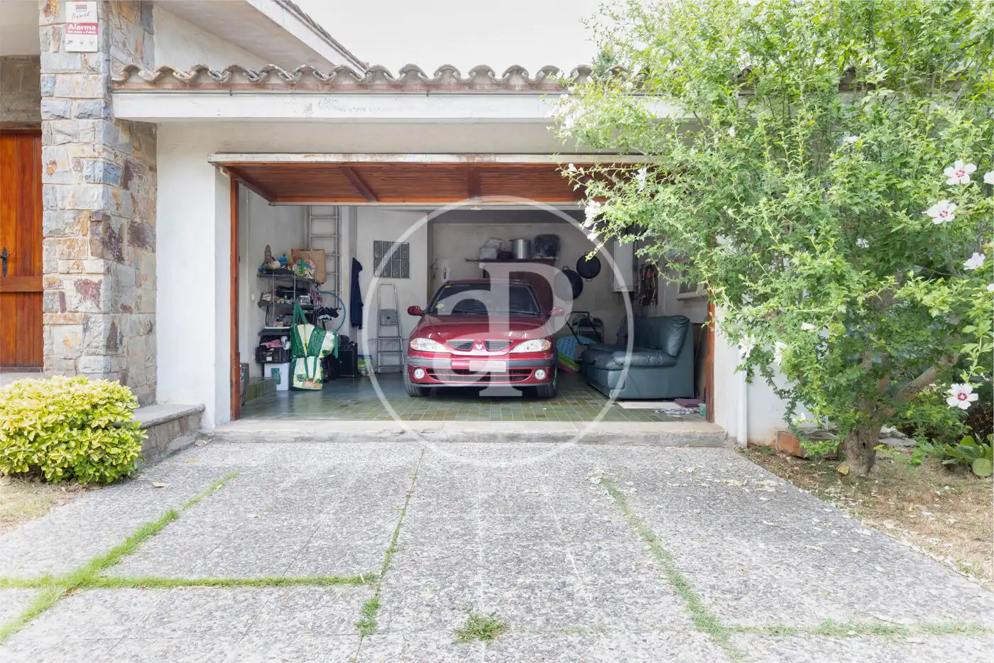 Aparcament de Casa o xalet en venda en Cerdanyola del Vallès amb Calefacció, Jardí privat i Terrassa
