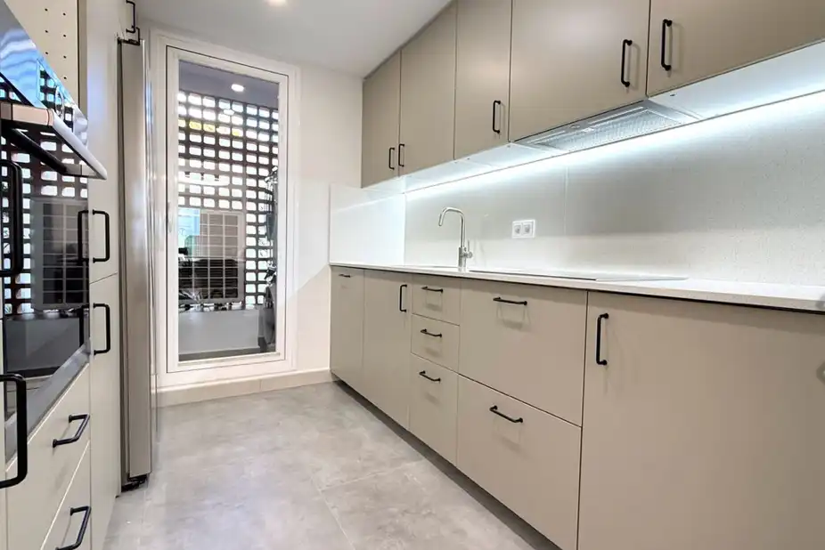 Cuina de Pis en venda en Estepona amb Moblat, Forn i Rentadora