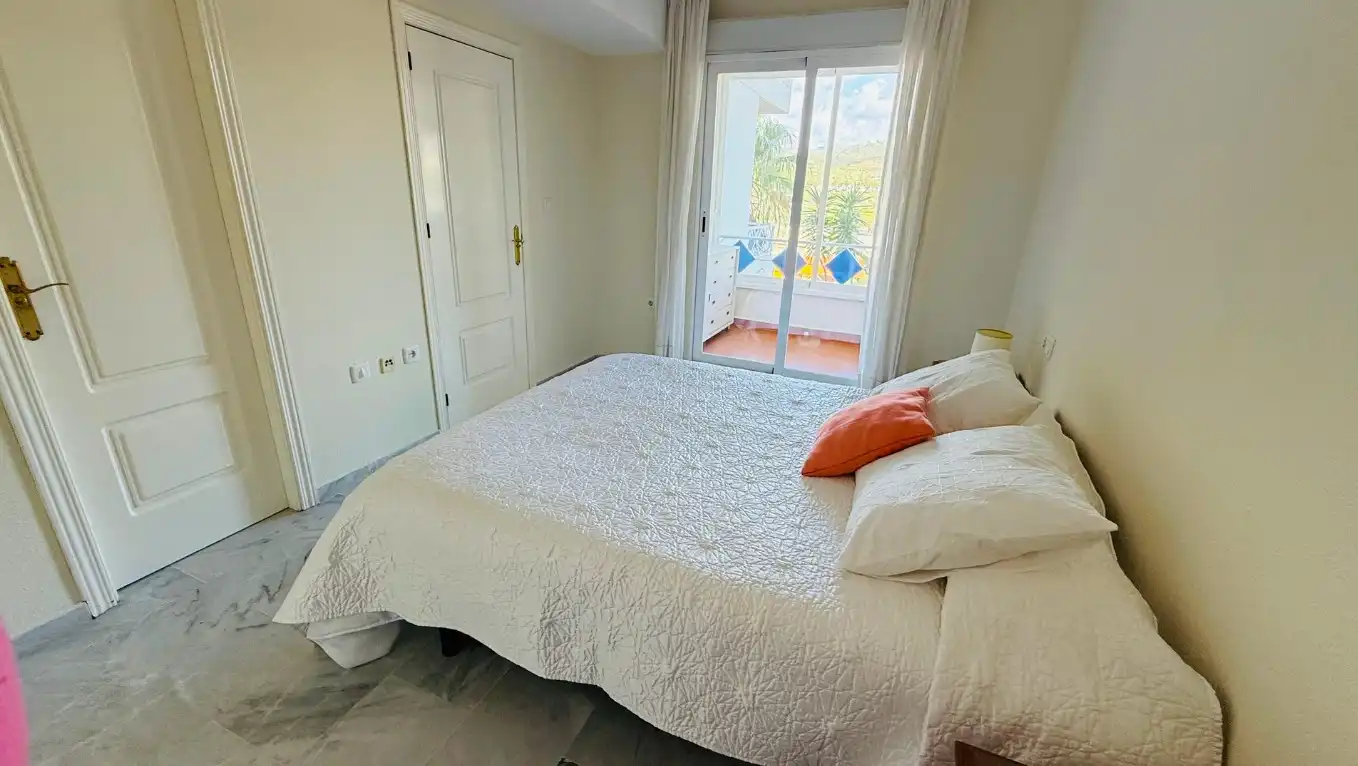 Schlafzimmer von Wohnung zur Miete in Marbella mit Klimaanlage, Terrasse und Möbliert