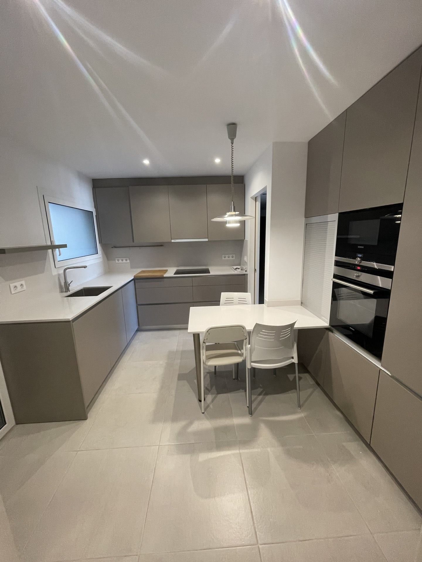 Cuina de Pis de lloguer en Girona Capital amb Aire condicionat, Calefacció i Moblat