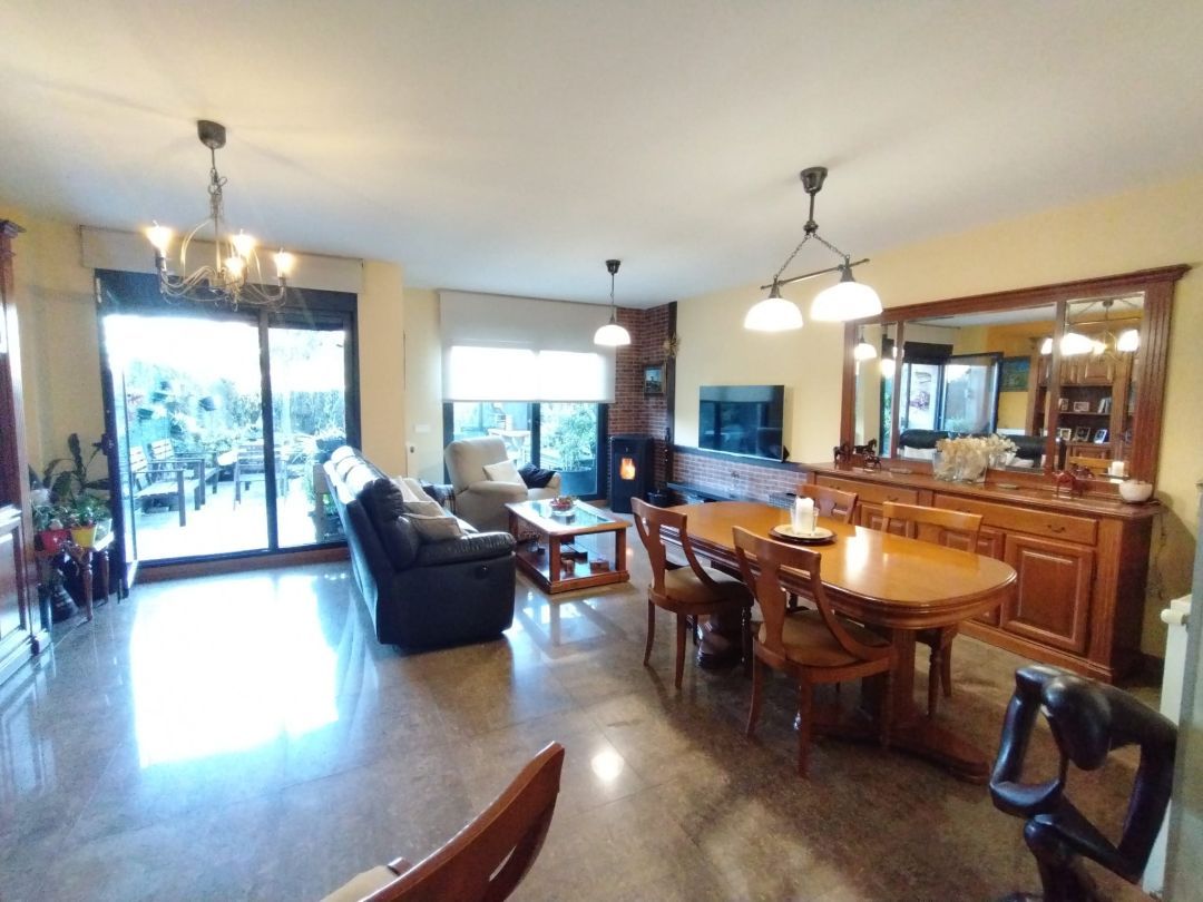 Sala d'estar de Casa adosada en venda en Valle de Egüés / Eguesibar amb Calefacció, Jardí privat i Terrassa