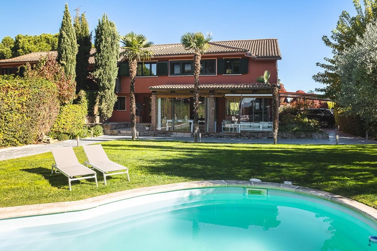 Jardí de Casa adosada en venda en Boadilla del Monte amb Aire condicionat, Jardí privat i Piscina