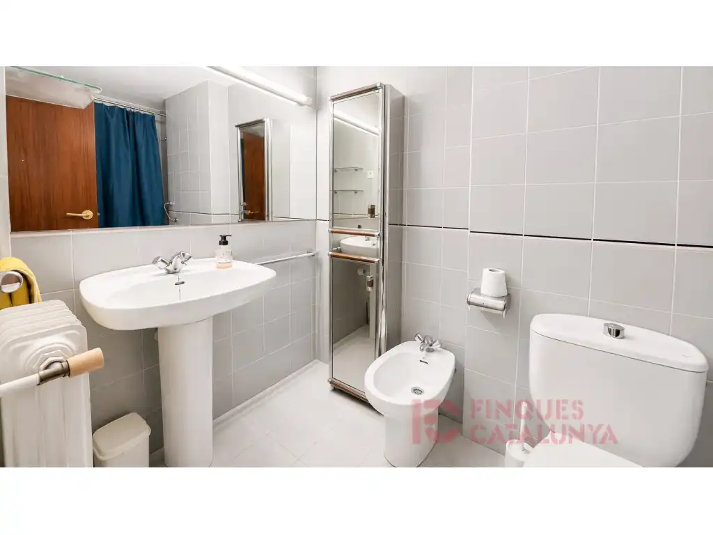 Badezimmer von Wohnung zum Verkauf in Girona mit Heizung, Möbliert und Waschmaschine