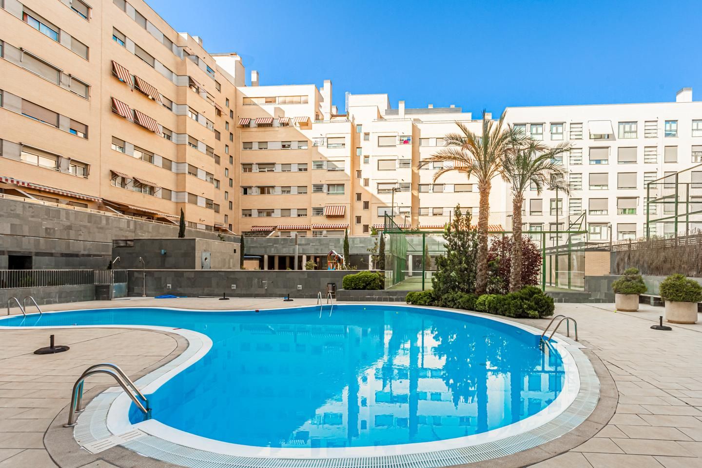 Swimming pool of Flat for sale in  Madrid Capital  with Air Conditioner, Heating and Private garden