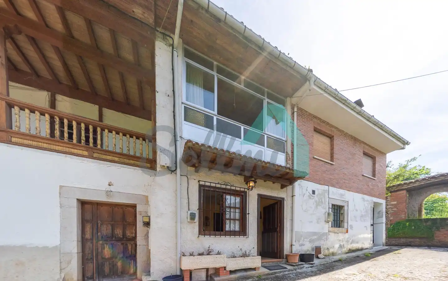Außenansicht von Einfamilien-Reihenhaus zum Verkauf in Onís mit Heizung, Abstellraum und Balkon