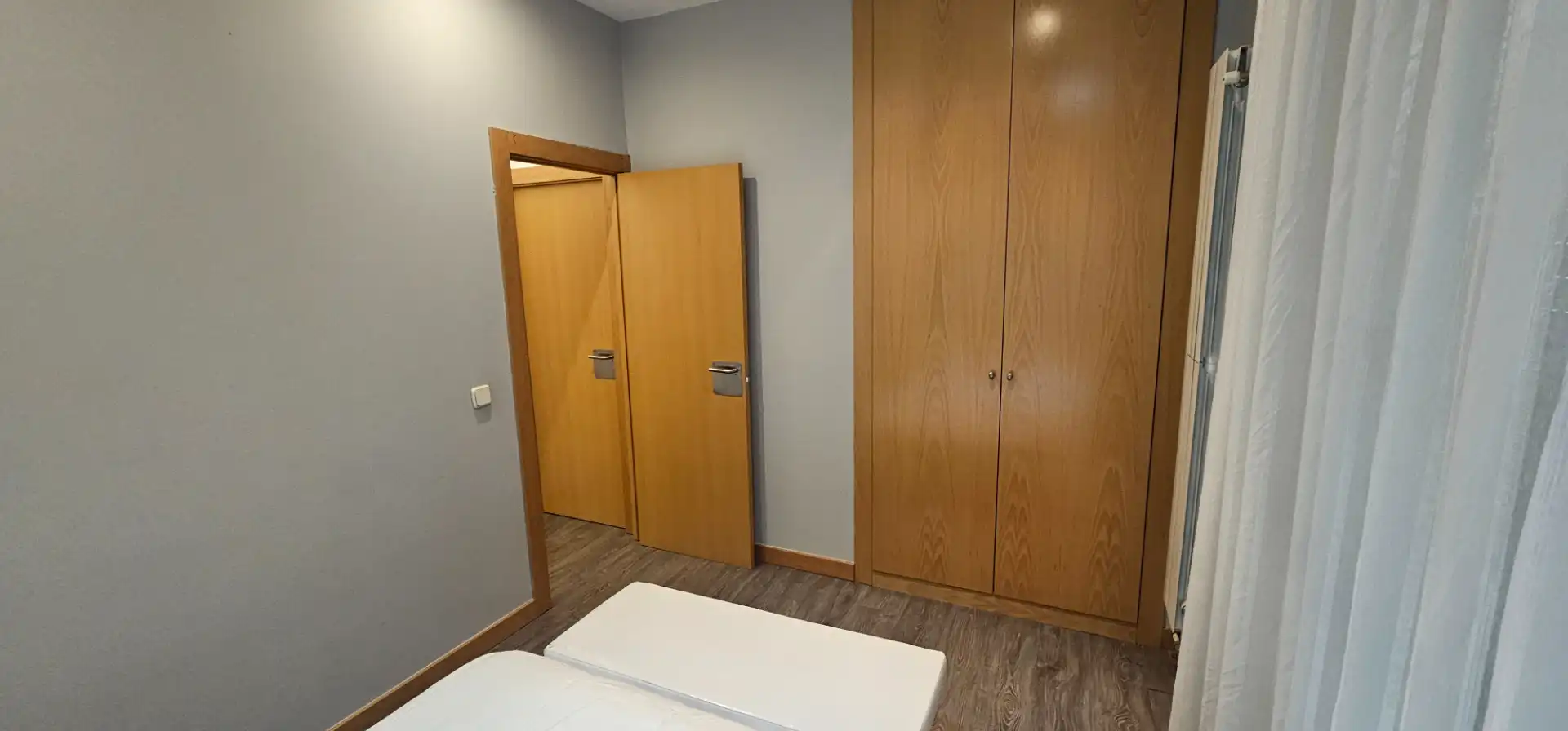 Dormitori de Pis de lloguer en Madrid amb Aire condicionat, Calefacció i Moblat