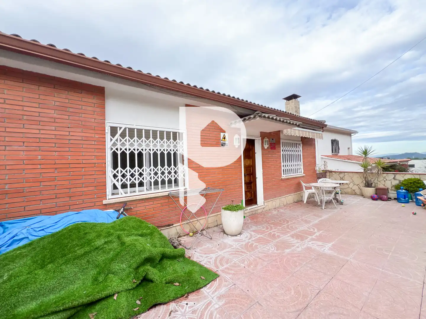 Vista exterior de Casa o xalet en venda en Torrelles de Llobregat amb Aire condicionat, Calefacció i Jardí privat