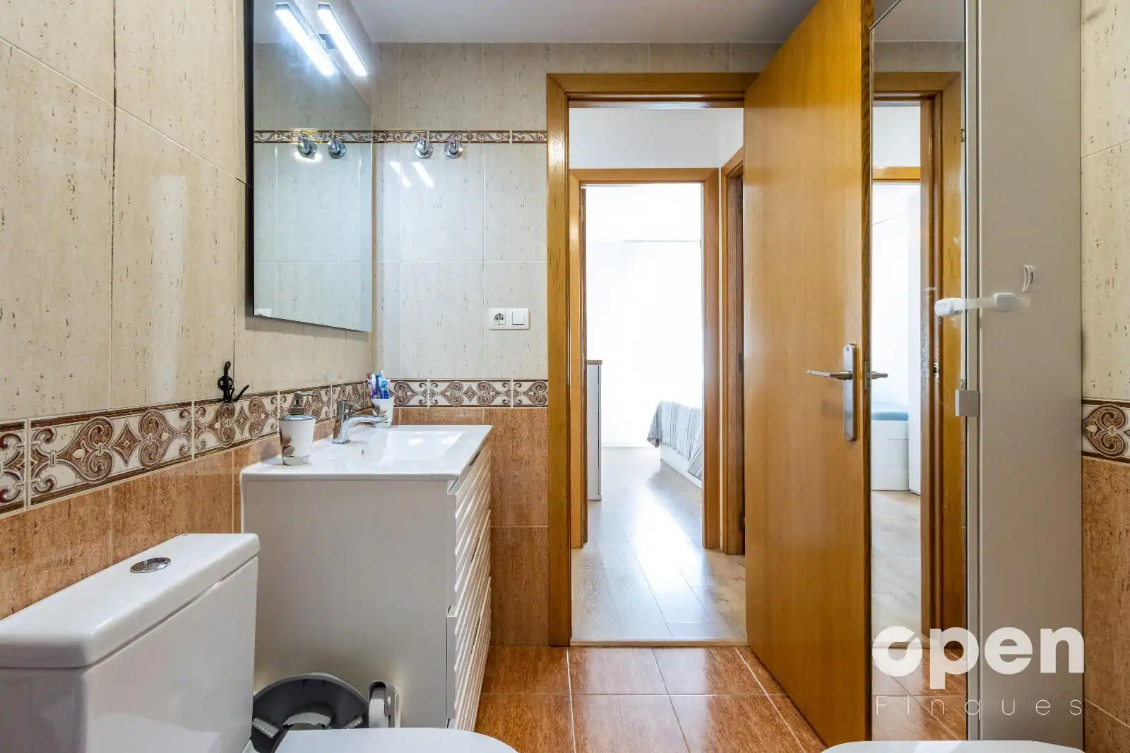 Bathroom of Flat for sale in Terrassa  with Air Conditioner, Heating and Parquet flooring
