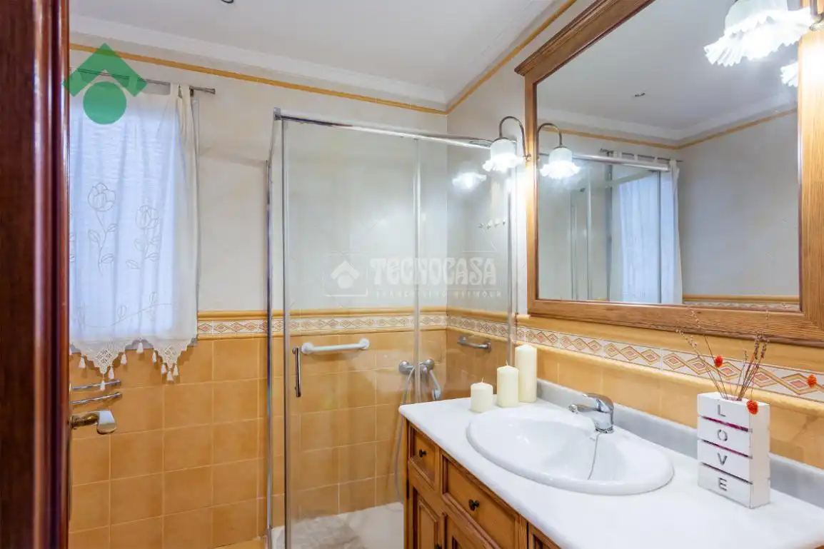 Badezimmer von Wohnung zum Verkauf in Almuñécar mit Möbliert und Balkon