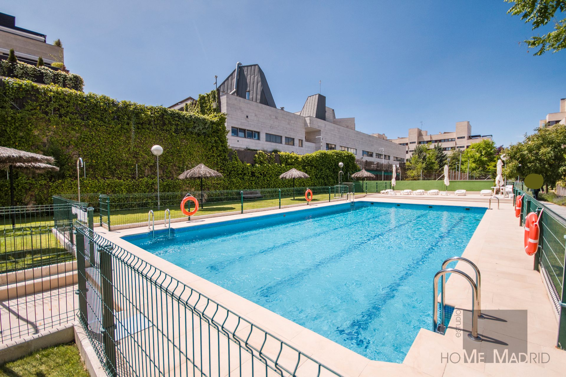 Piscina de Pis en venda en La Moraleja amb Aire condicionat, Calefacció i Jardí privat