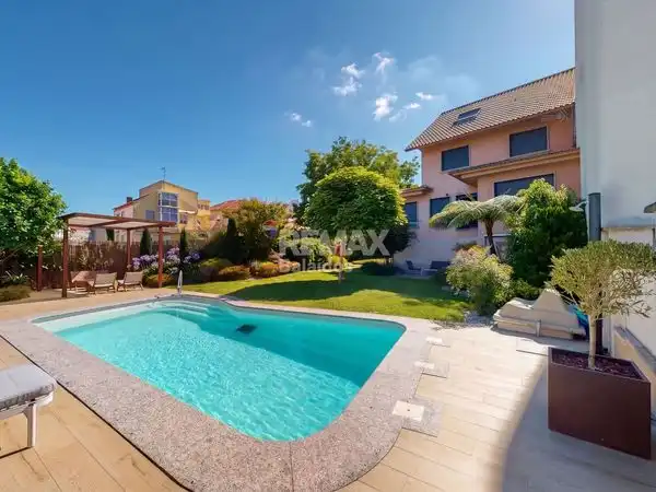 Piscina de Casa o xalet en venda en Vigo  amb Calefacció, Jardí privat i Parquet