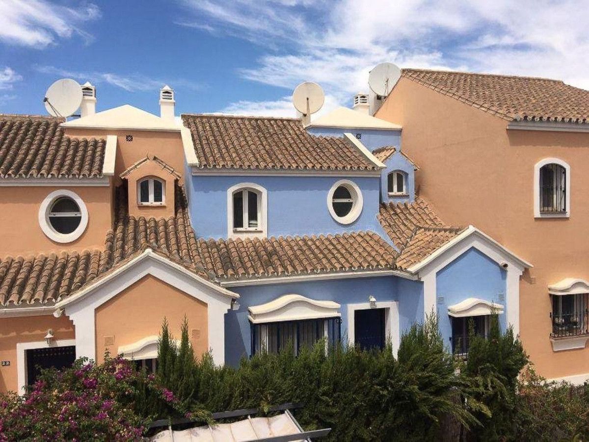 Vista exterior de Casa adosada en venda en Marbella amb Aire condicionat, Terrassa i Moblat