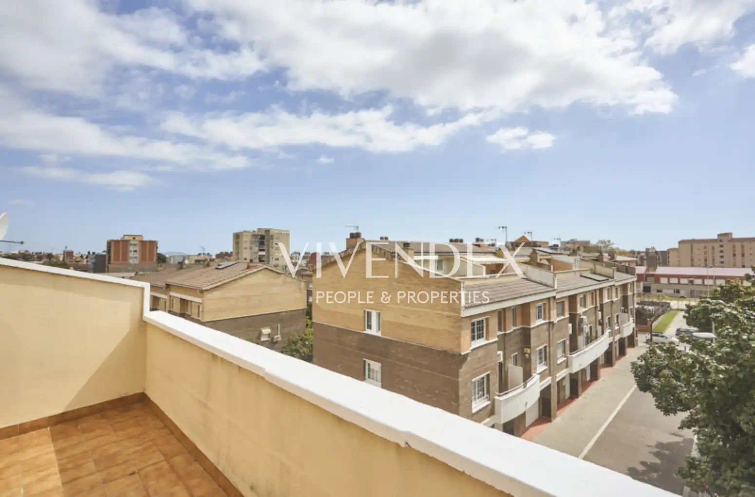 Vista exterior de Casa adosada en venta en Viladecans con Calefacción, Jardín privado y Terraza