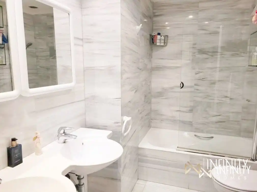 Badezimmer von Wohnung zur Miete in Bilbao  mit Heizung und Abstellraum