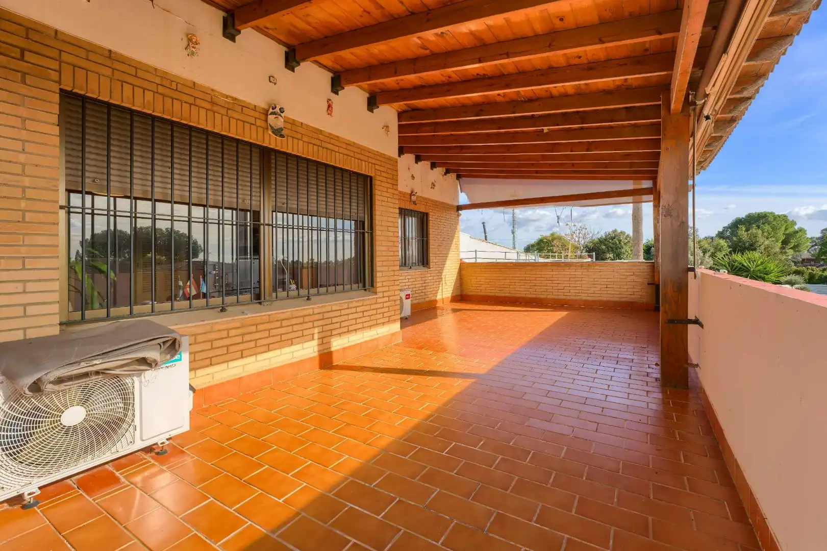 Terrassa de Casa o xalet en venda en Espartinas amb Aire condicionat, Jardí privat i Terrassa