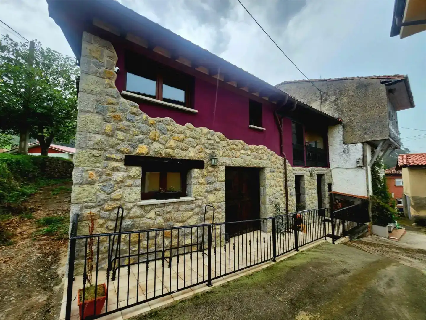 Vista exterior de Pis de lloguer en Llanes amb Parquet, Moblat i Balcó