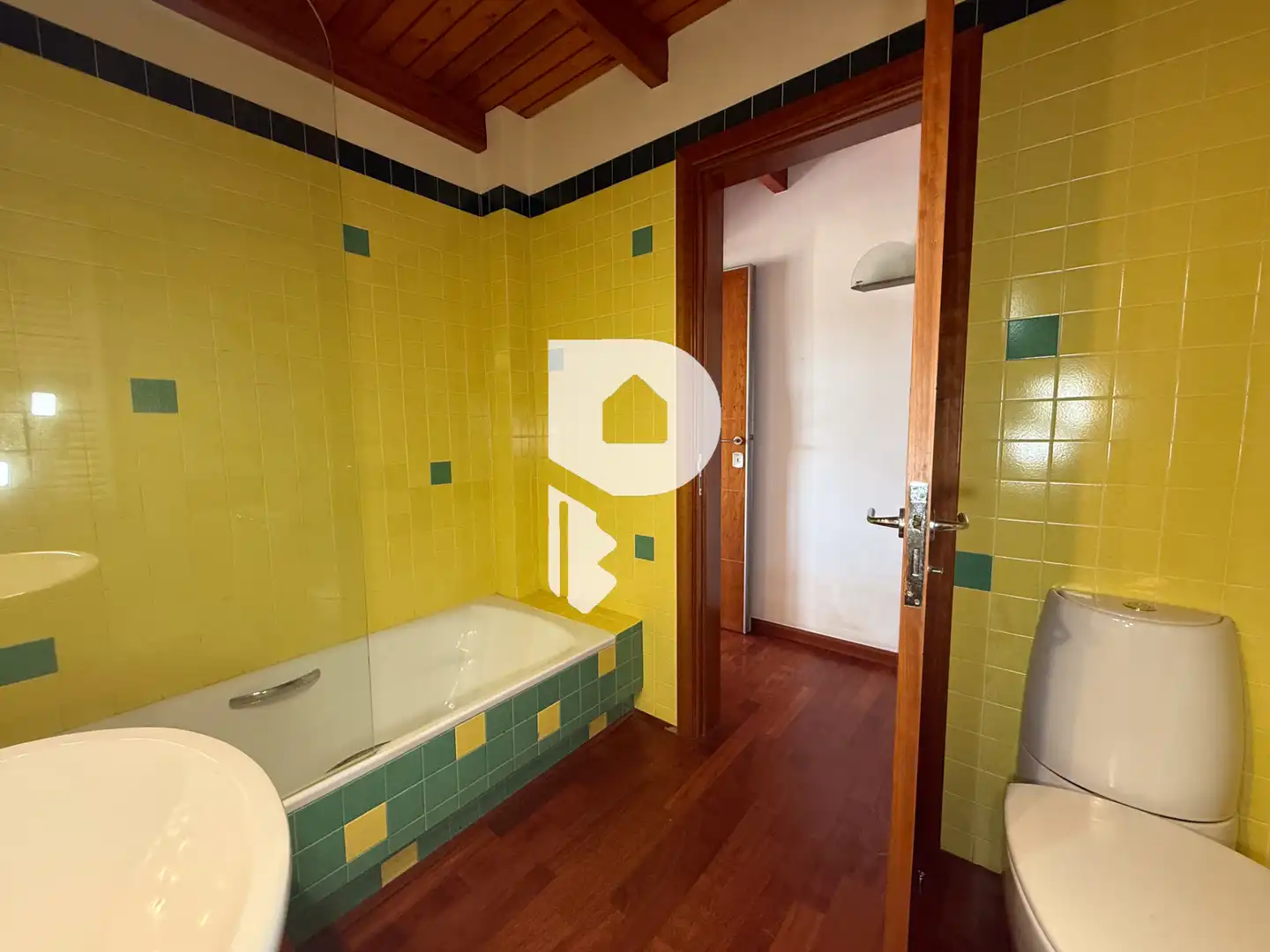 Bathroom of Houses for sale in Castelldefels  with Air Conditioner, Heating and Terrace