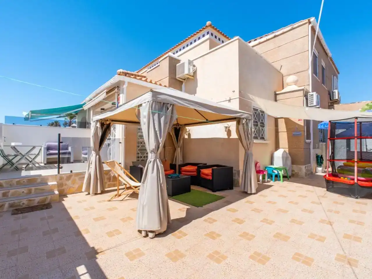 Terrassa de Casa o xalet en venda en Torrevieja amb Aire condicionat, Piscina i Balcó