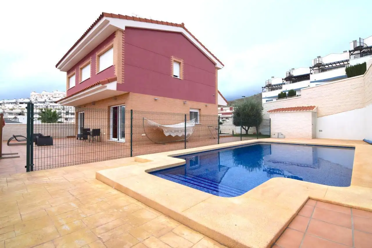 Xalet amb piscina en venda a Finestrat Pueblo