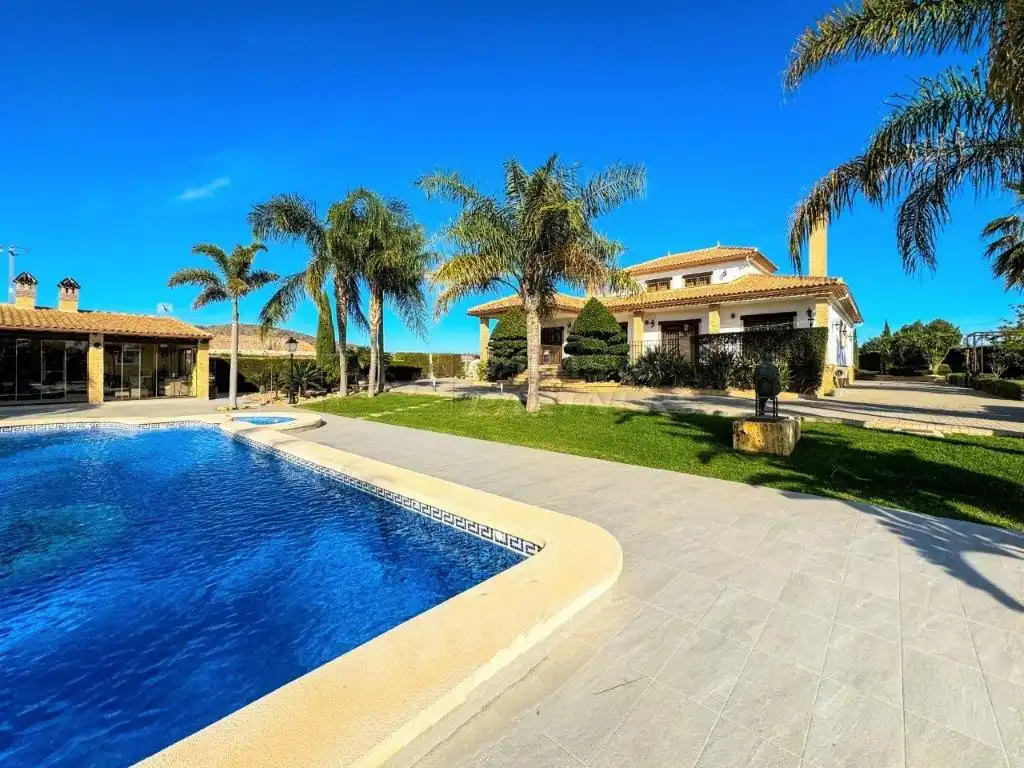Vista exterior de Casa o xalet en venda en Orihuela amb Aire condicionat, Jardí privat i Traster