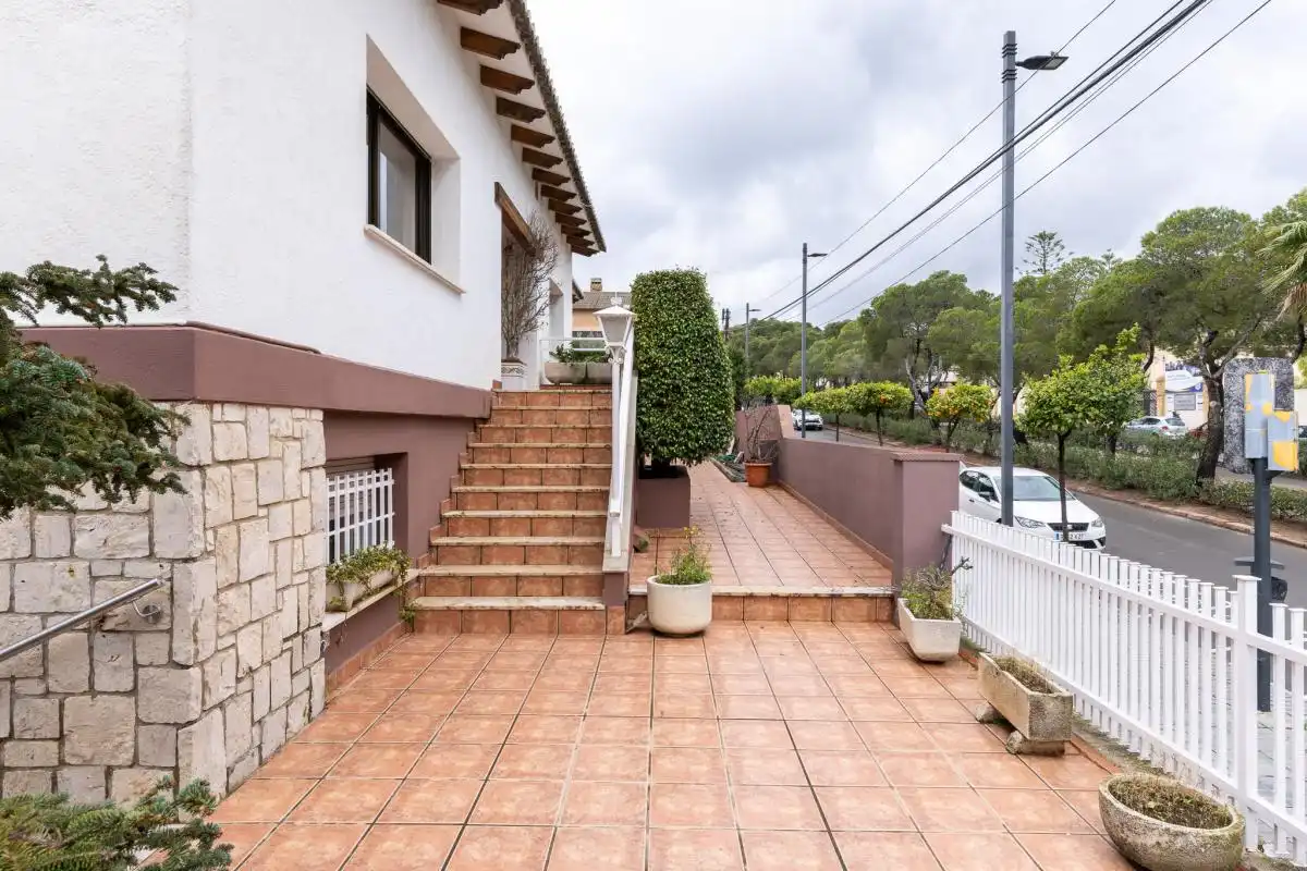Vista exterior de Casa o xalet en venda en Torrent amb Aire condicionat, Calefacció i Jardí privat