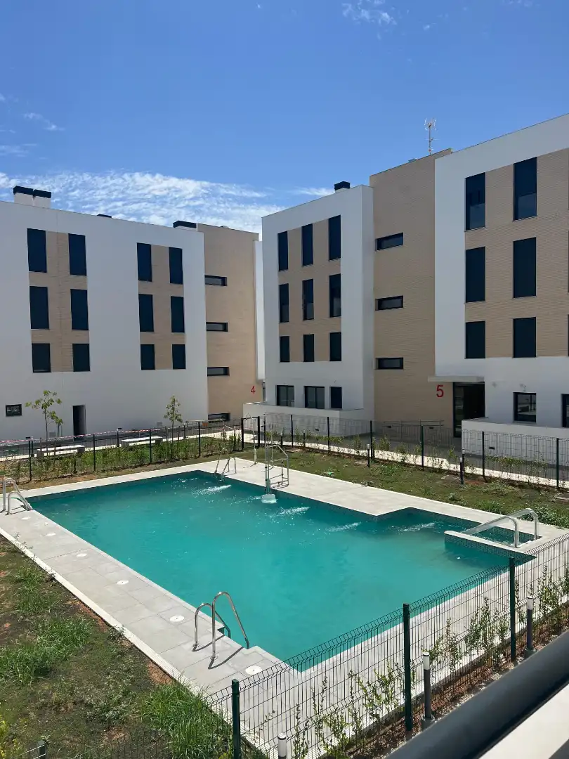 Vista exterior de Piso de alquiler en Camas con Aire acondicionado, Calefacción y Terraza
