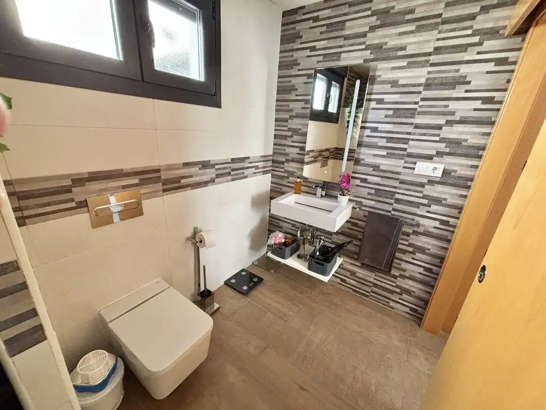 Baño de Casa adosada en venta en Olías del Rey con Aire acondicionado, Calefacción y Piscina