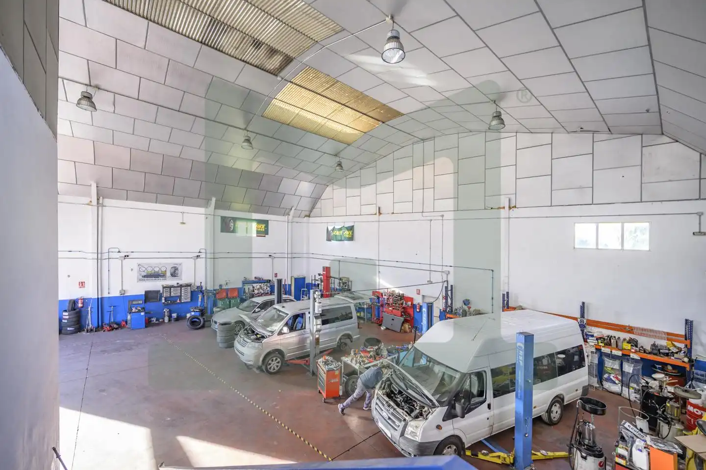 Parkplatz von Fabrikhallen zum Verkauf in Griñón