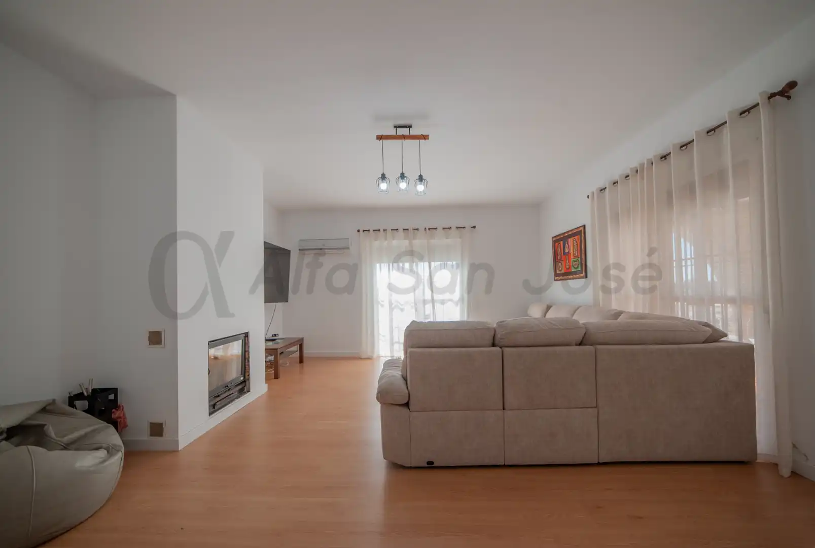 Sala d'estar de Casa o xalet en venda en La Rinconada amb Aire condicionat, Jardí privat i Piscina