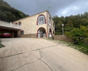 Vista exterior de Casa o xalet en venda en Algeciras amb Jardí privat, Terrassa i Traster