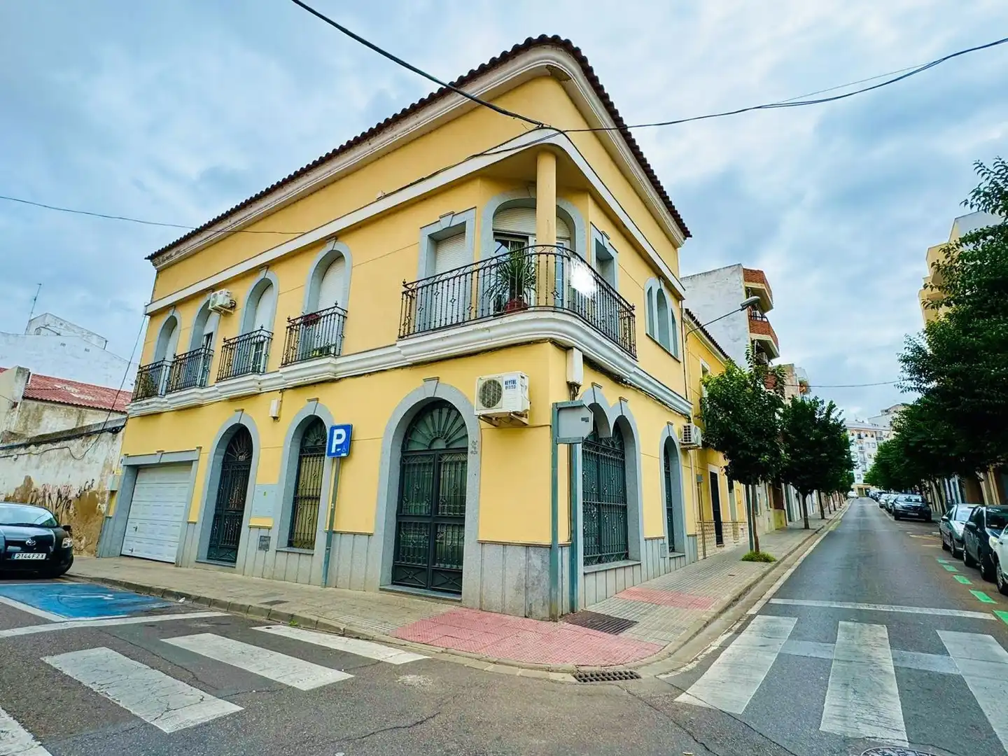 Vista exterior de Casa o xalet en venda en Mérida amb Aire condicionat, Terrassa i Traster