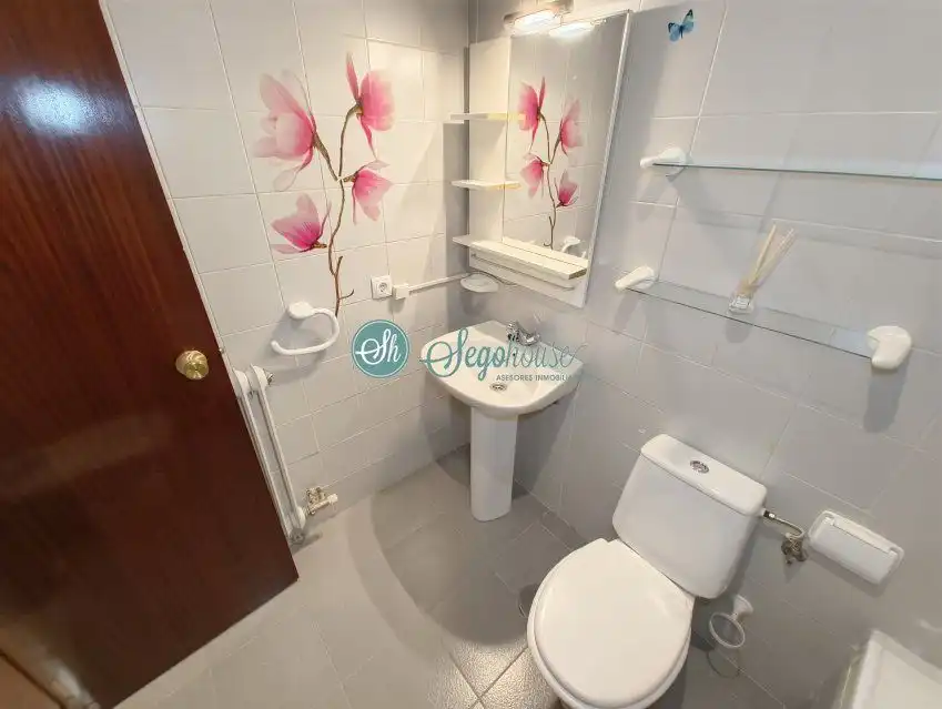 Baño de Piso en venta en Segovia con Calefacción y Terraza
