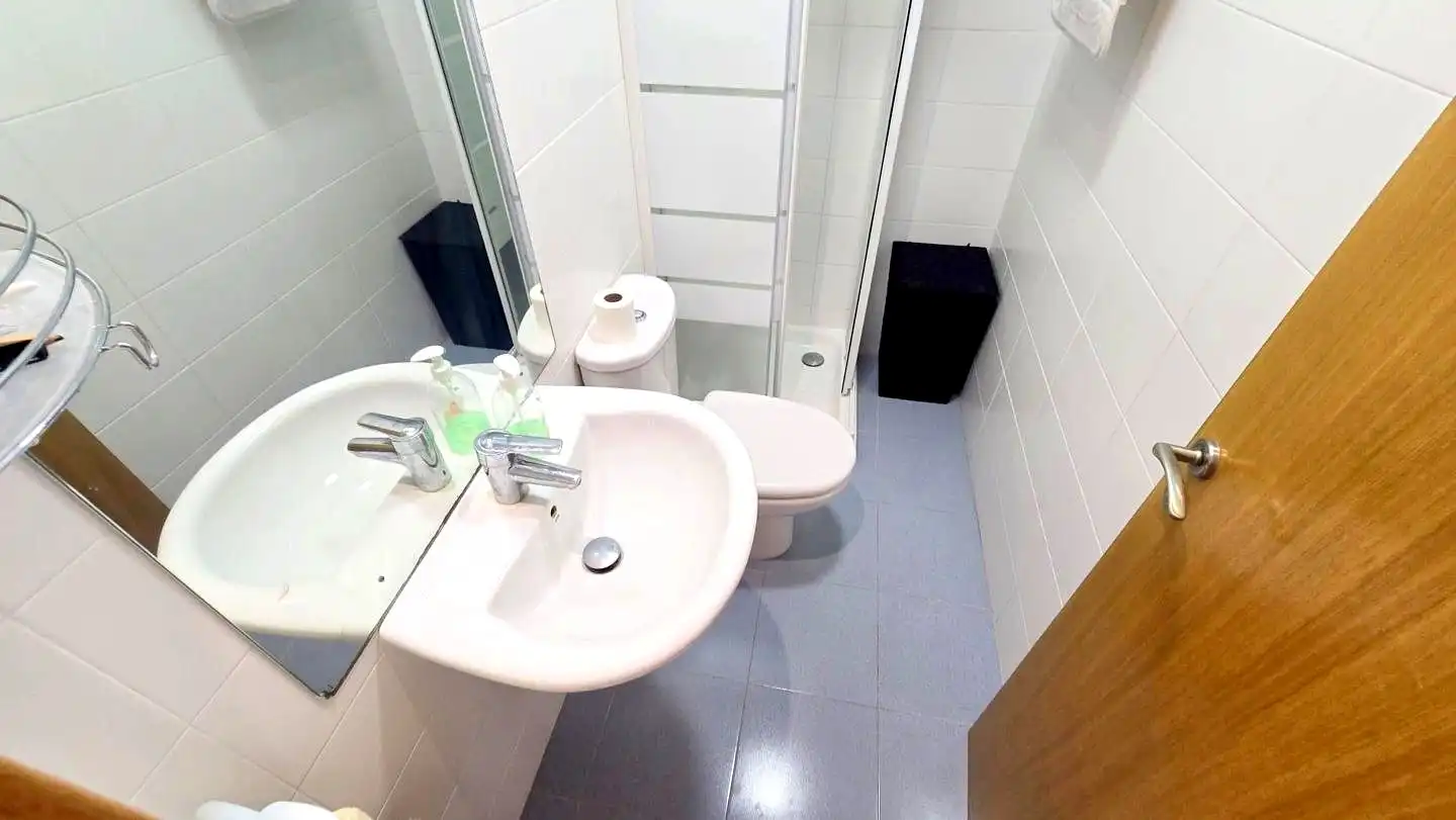 Baño de Apartamento de alquiler en Gandia con Aire acondicionado, Calefacción y Terraza