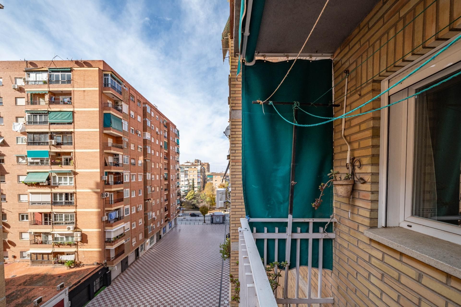 Vista exterior de Pis en venda en  Granada Capital amb Balcó