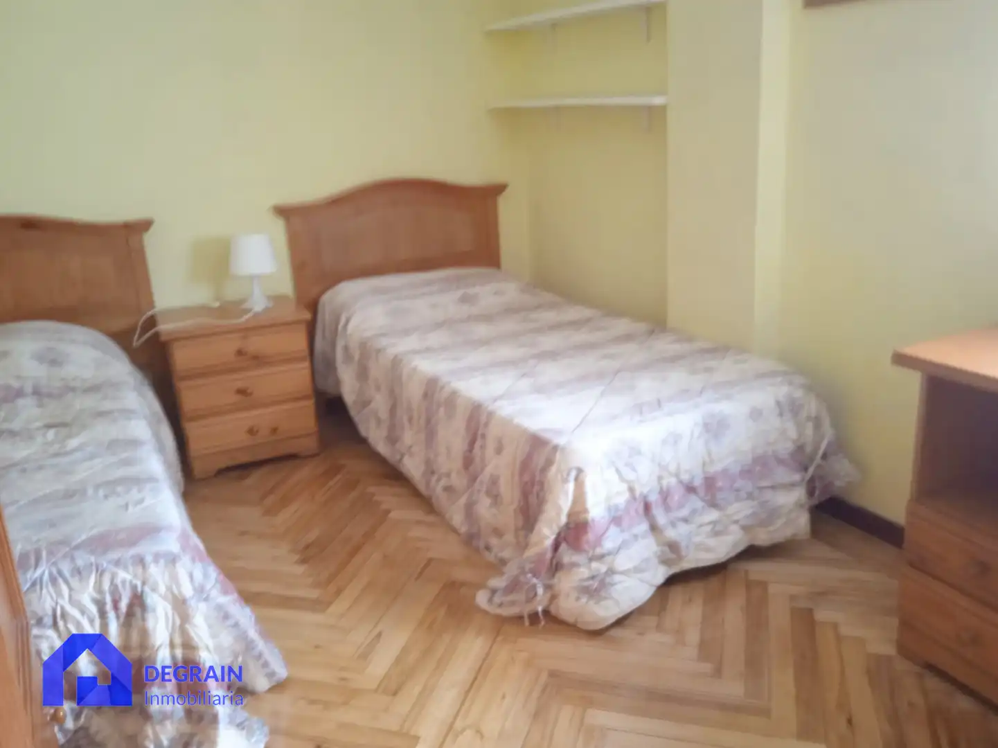 Habitación de Piso de alquiler en Oviedo  con Calefacción, Terraza y Amueblado