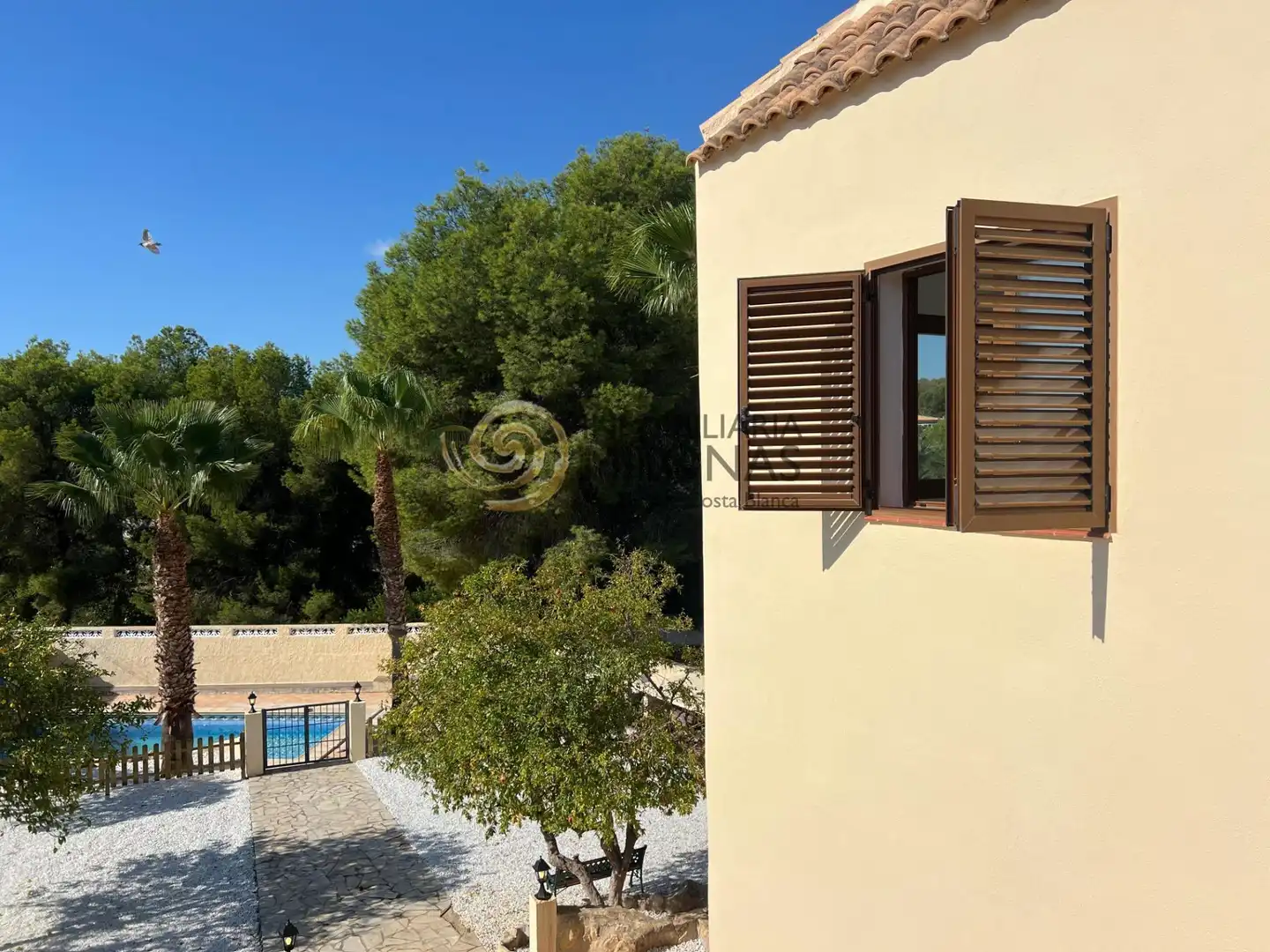 Vista exterior de Casa o xalet en venda en La Nucia amb Aire condicionat, Jardí privat i Terrassa