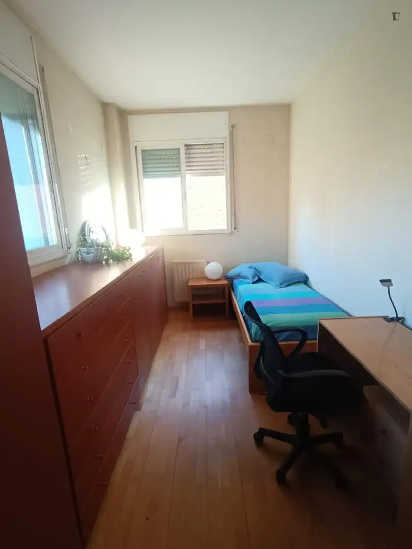 Dormitori de Apartament per a compartir en Cerdanyola del Vallès amb Calefacció, Moblat i Rentadora