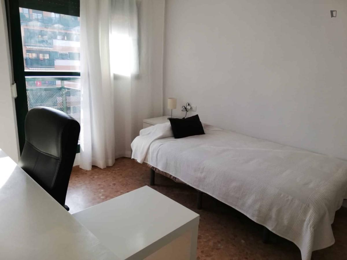 Dormitori de Apartament per a compartir en  Valencia Capital amb Aire condicionat, Moblat i Forn