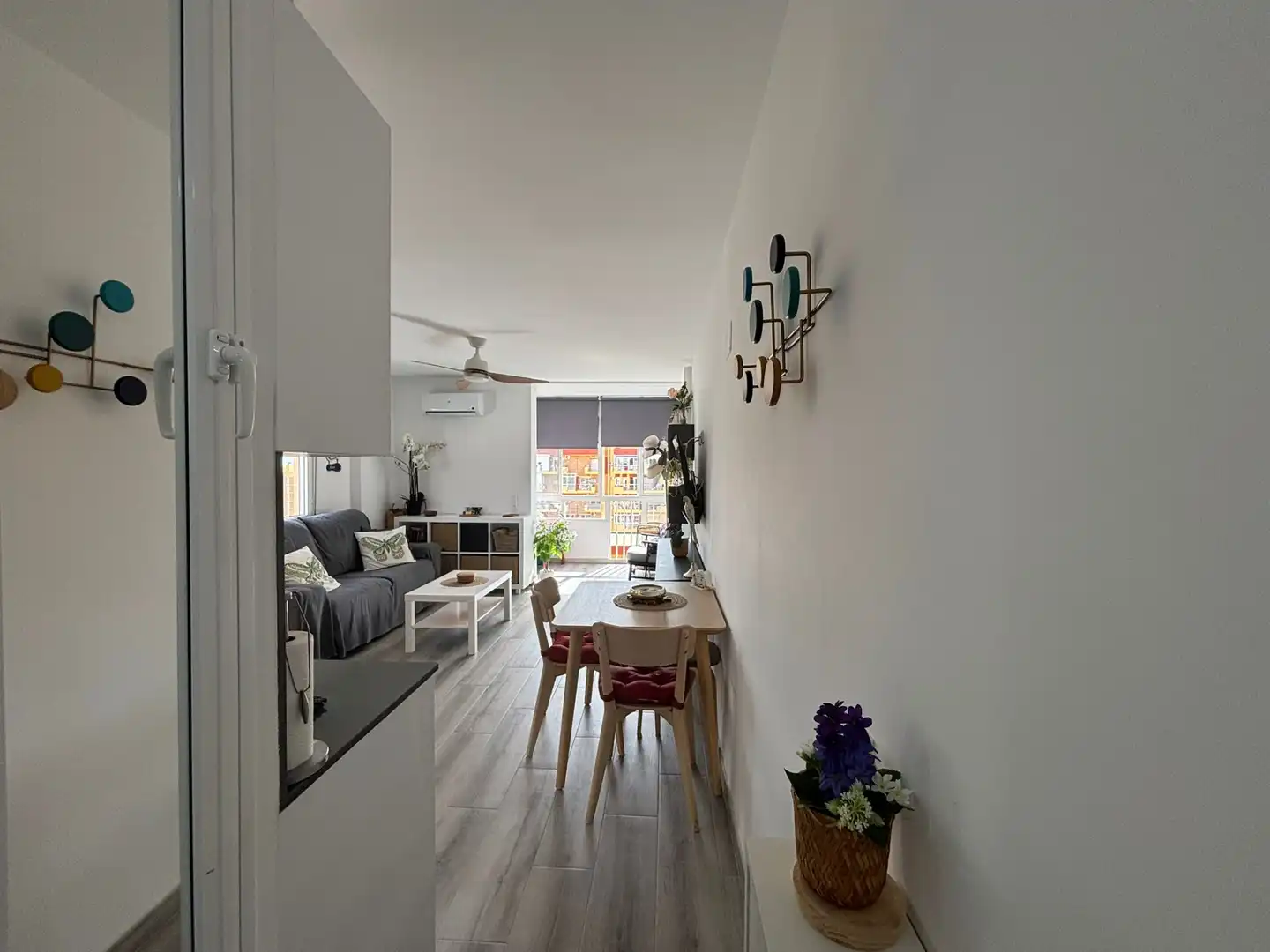 Sala d'estar de Apartament en venda en Benalmádena amb Aire condicionat, Terrassa i Moblat