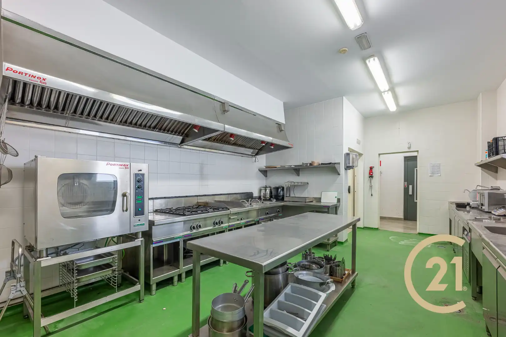 Kitchen of Buildings for sale in Estepona  with Community pool