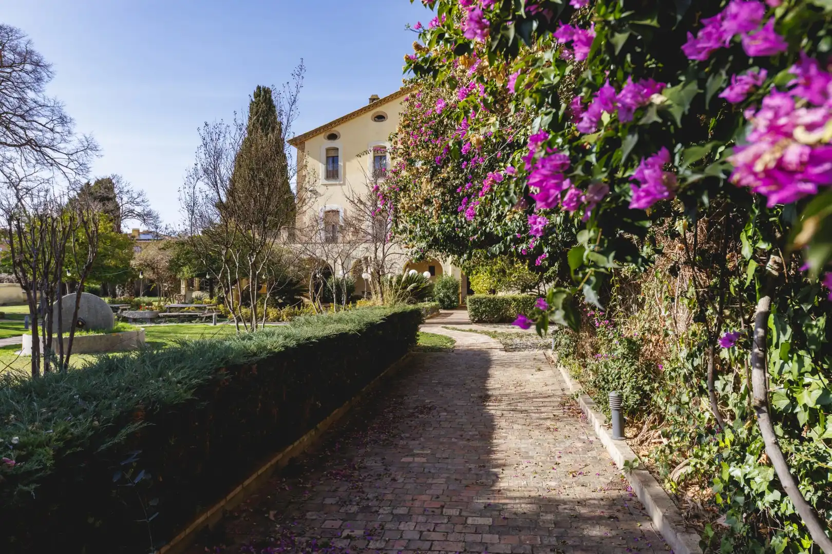 Vista exterior de Finca rústica en venda en Borrassà amb Calefacció, Terrassa i Piscina