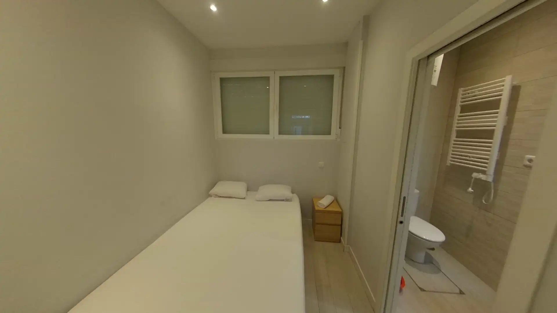 Habitación de Piso de alquiler en  Madrid Capital con Aire acondicionado, Calefacción y Amueblado