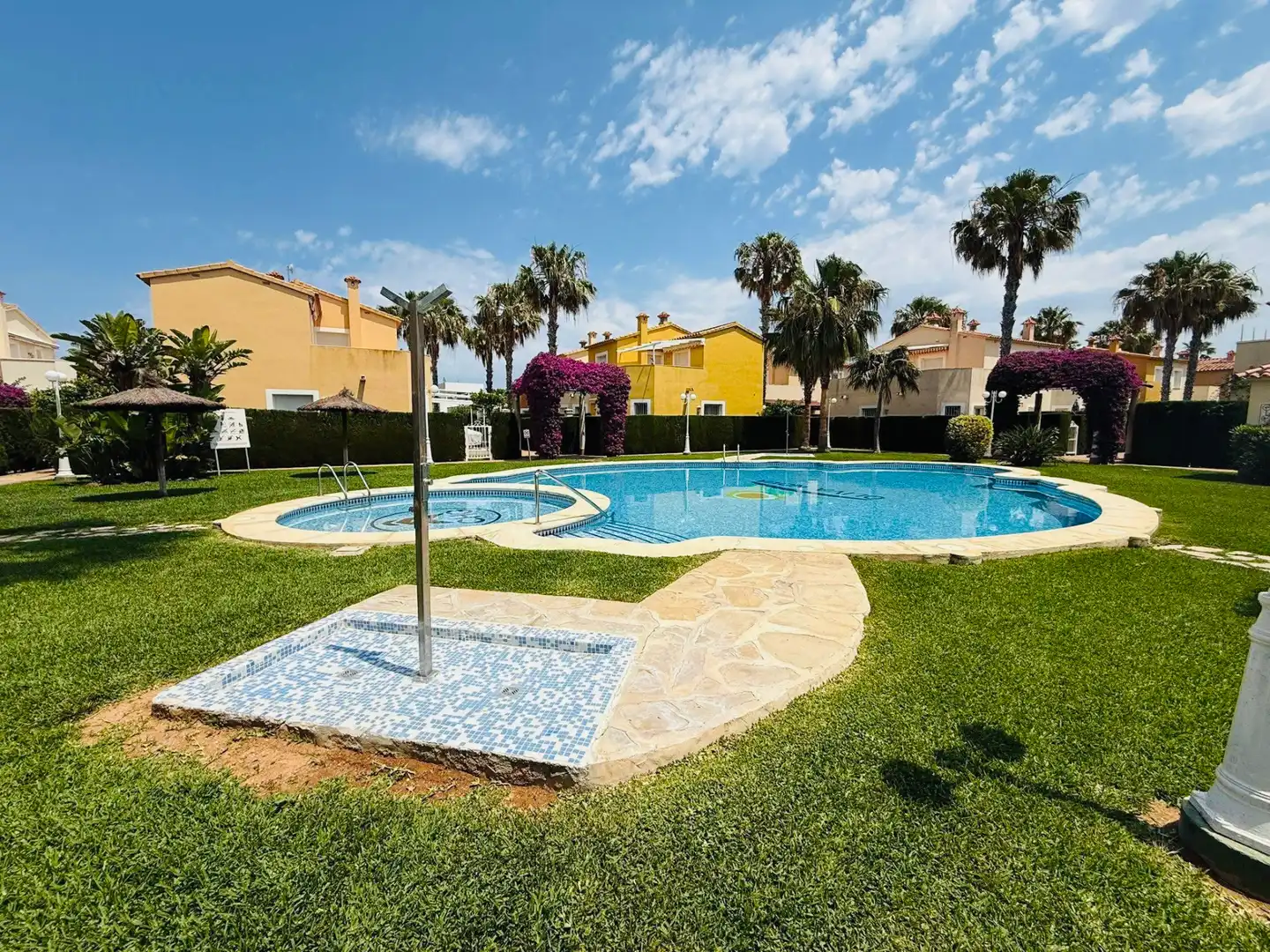Piscina de Casa adosada en venda en Oliva amb Aire condicionat, Calefacció i Jardí privat