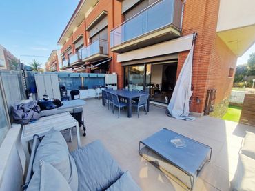Casa aparellada amb balcó en venda a Carrer del Port