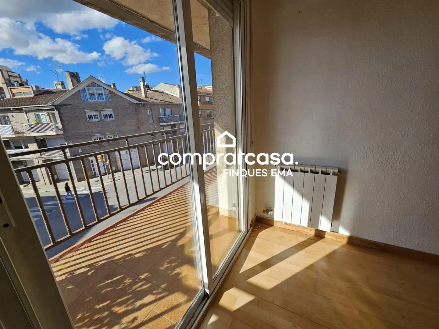 Vista exterior de Àtic en venda en Rubí amb Terrassa, Balcó i Piscina comunitària
