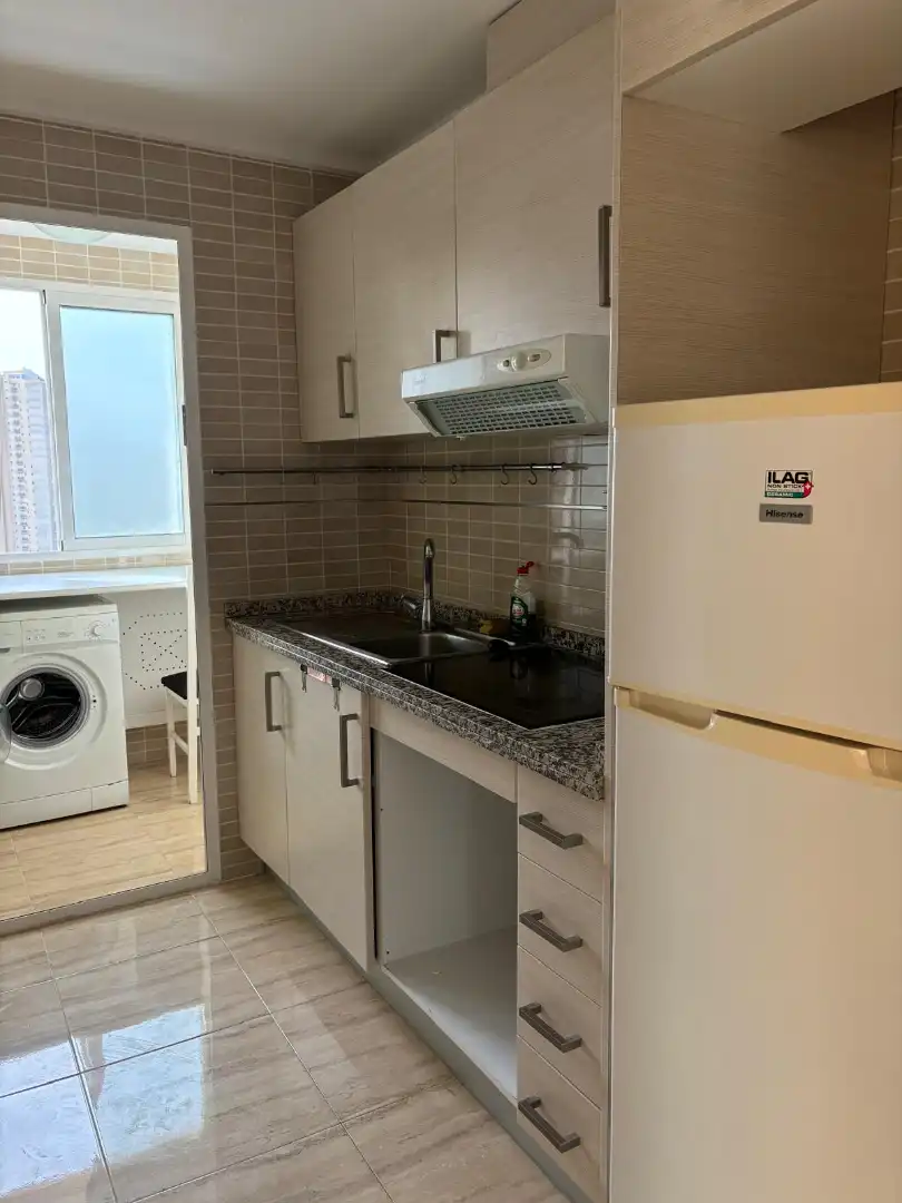 Cuina de Apartament de lloguer en Benidorm amb Aire condicionat, Calefacció i Terrassa