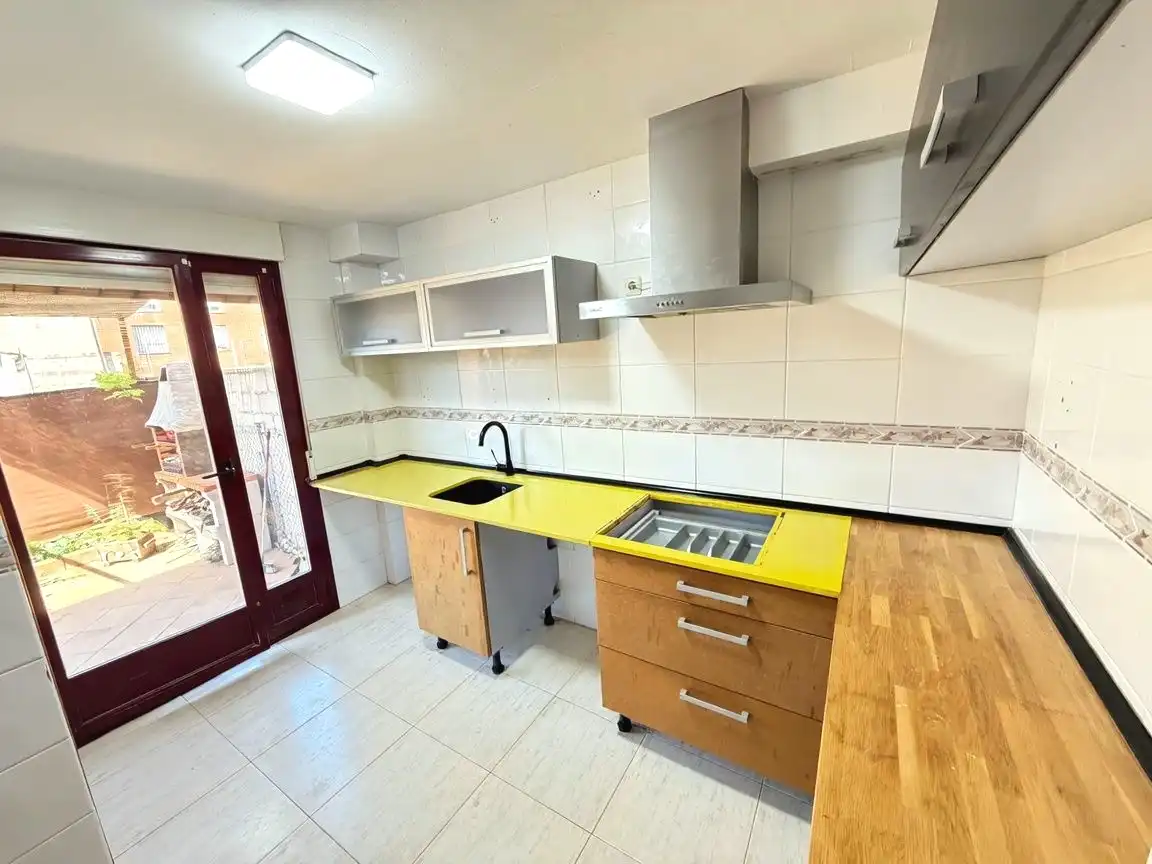 Cocina de Casa adosada en venta en Yunquera de Henares con Aire acondicionado, Calefacción y Jardín privado