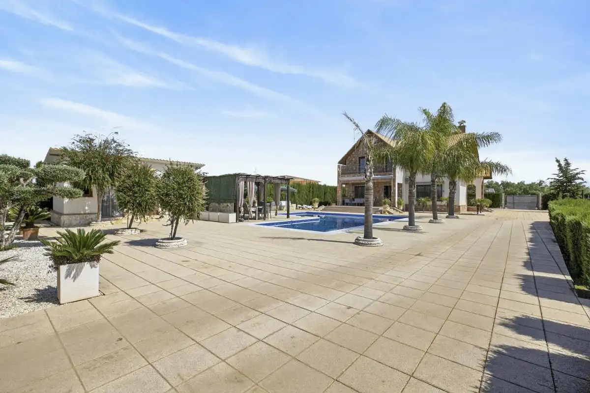 Piscina de Casa o xalet en venda en Lora del Río amb Aire condicionat, Calefacció i Jardí privat
