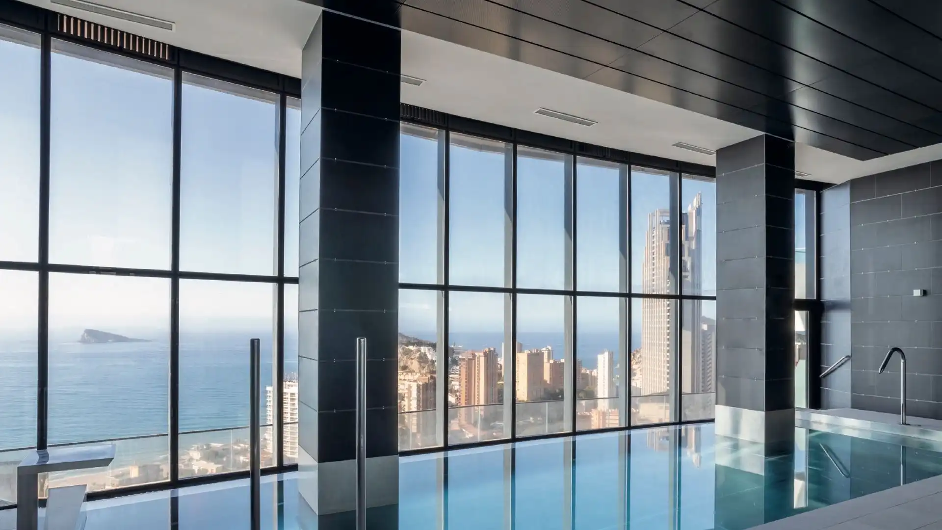 Piscina de Apartament en venda en Benidorm amb Terrassa, Traster i Piscina comunitària